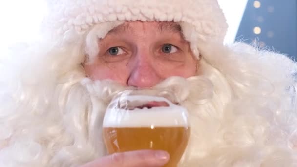 Oude Amerikaanse Kerstman Smakelijk Bier Drinkend Portret Van Opa Van — Stockvideo