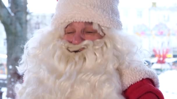 Μεθυσμένος Άγιος Βασίλης Γελάει Ευτυχισμένος Και Κοιτάζει Στο Φακό Της — Αρχείο Βίντεο