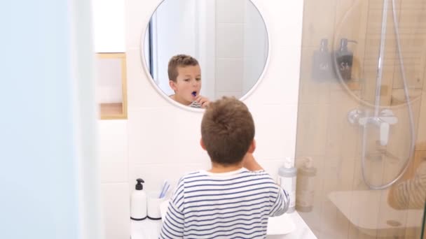 Portret Uroczego Chłopca Myjącego Zęby Przed Lustrem Łazience Dzień Dobry — Wideo stockowe