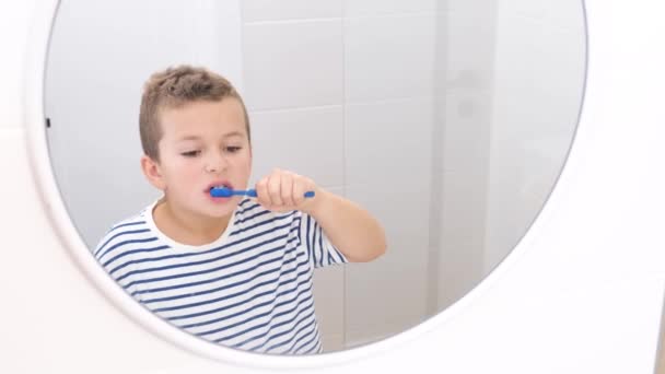 Retrato Menino Bonito Escovando Dentes Frente Espelho Banheiro Manhã Dos — Vídeo de Stock