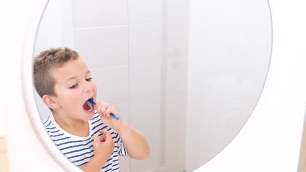Colegial Cepilla Cuidadosamente Los Dientes Delante Espejo Baño Habitación Higiene — Vídeo de stock