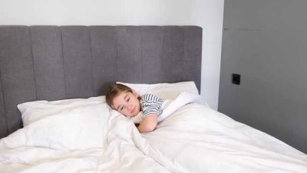 Uma Linda Adolescente Está Deitada Uma Cama Grande Com Roupa — Vídeo de Stock