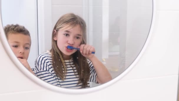 Портрет Симпатичного Мальчика Девочки Чистящих Зубы Перед Зеркалом Ванной Комнате — стоковое видео