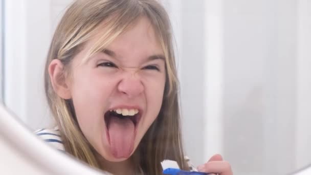 Портрет Девочки Подростка Чистящей Зубы Перед Зеркалом Показывающей Карикатуры Своим — стоковое видео