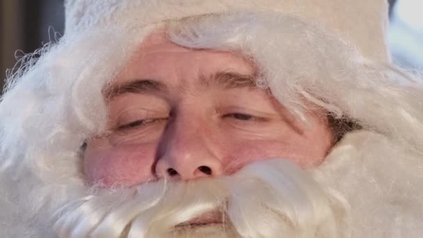 Jultomten Överraskad Ansikte Han Tittar Kameran Vidögd Rolig Man Tomtedräkt — Stockvideo