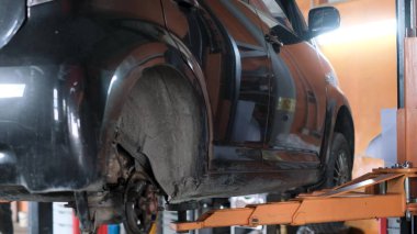 Atölyede asansörde bir araba. Araba tamiri. Araba servisinde çalışıyorum. 4k video