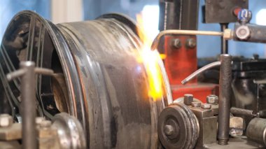 Araba servisi işçisi. Arabanın disklerindeki çatlakları onarmak ve kaynaklamak. Dengeli araba tekerlekleri. 4k video