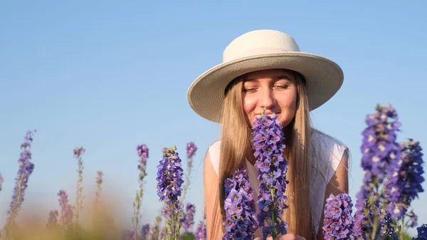 Uma Jovem Aparência Europeia Chapéu Branco Cheira Flores Lavanda Meio — Fotografia de Stock