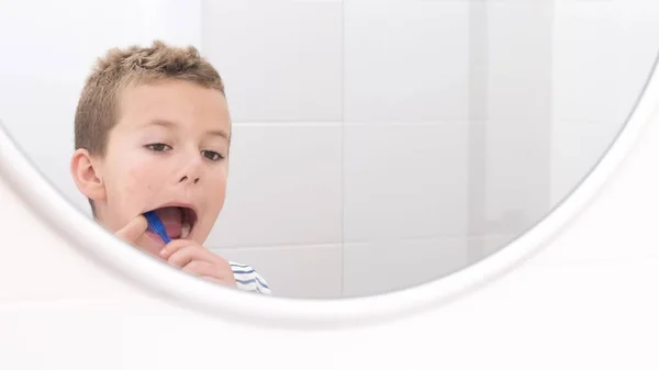Mały Chłopiec Myje Zęby Przed Pójściem Spać Zdrowie Stomatologiczne Dzieci — Zdjęcie stockowe