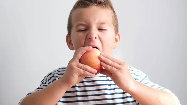 Zamknij Się Mały Chłopiec Gryzie Soczyste Jabłko Twarz Dziecka Jedzącego — Zdjęcie stockowe