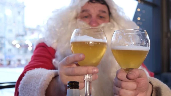 Group Santa Clauses Drinking Beer Cafe Having Fun Looking Forward — Stok fotoğraf