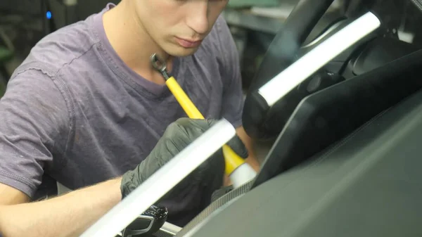 Trabajador Limpieza Autos Moderno Limpiando Tablero Limpieza Seco Limpieza Del —  Fotos de Stock