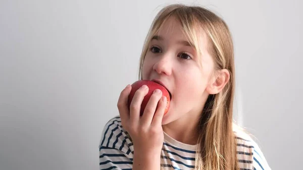 Dziecko Soczyste Jabłko Mała Dziewczynka Białym Tle Duże Czerwone Jabłko — Zdjęcie stockowe