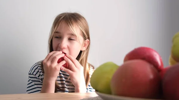 Szczęśliwe Dziecko Dziewczyna Czerwone Jabłko Zdrowe Jedzenie Dziewczyna Owoce Wegetarianizm — Zdjęcie stockowe
