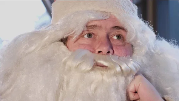 Großaufnahme Von Santas Überraschtem Gesicht Dezember Abend Vor Weihnachten Neujahrsferien — Stockfoto