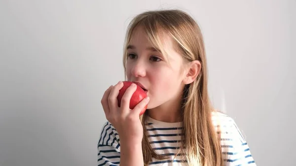 Portret Uśmiechniętej Dziewczyny Jedzącej Czerwone Jabłko Pyszne Dojrzałe Owoce Witamina — Zdjęcie stockowe