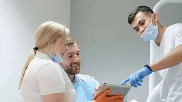 Врач Ассистент Обсуждают Пациентом План Лечения Зубов Современный Подход Стоматологии — стоковое фото