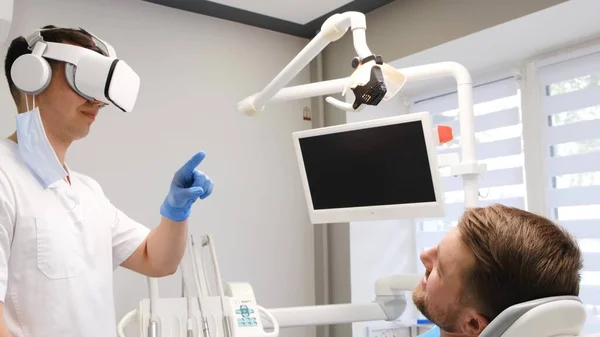 Νεαρός Ασθενής Οδοντιατρική Καρέκλα Θεραπεία Γυαλιά Εικονικής Πραγματικότητας Έννοια Του — Φωτογραφία Αρχείου