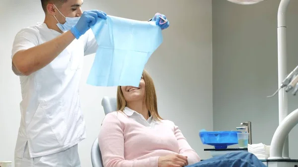 Korkak Kız Modern Bir Klinikte Dişlerini Tedavi Ediyor Korkaklık Diş — Stok fotoğraf