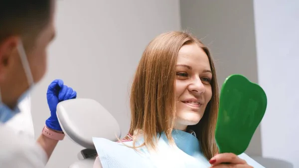 Ung Glad Kvinna Klienten Ser Spegeln Med Toothy Leende Tandläkarens — Stockfoto