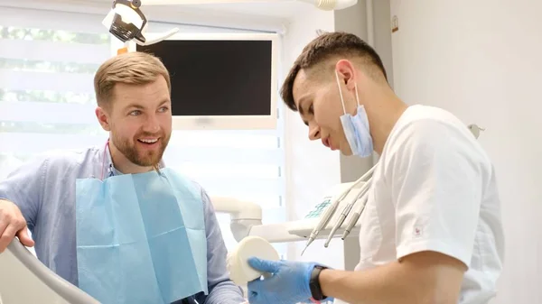 Young Handsome Patient Dental Office Dentist Patient Proper Dental Care — Stockfoto