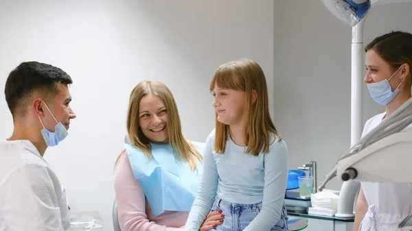 Niña Linda Sonriente Sentada Una Silla Dental Clínica Junto Con — Foto de Stock