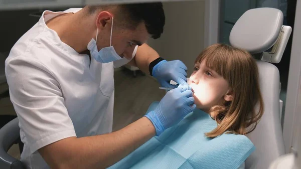 在牙医那里检查时 可爱的小女孩 坐在牙医办公室里的小女孩 — 图库照片