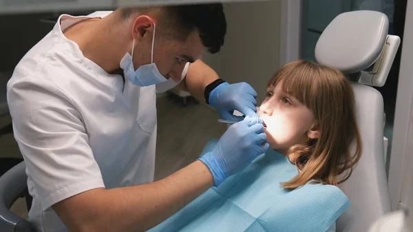 Schattig Klein Meisje Bij Tandarts Klein Meisje Zit Het Tandartspraktijk — Stockfoto