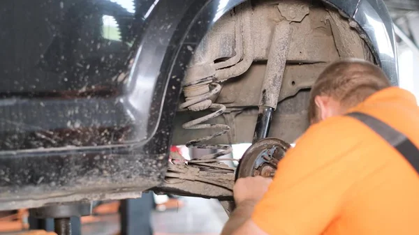 Mecánico Automóviles Estadounidense Inspecciona Coche Mientras Trabaja Taller Reparación Automóviles —  Fotos de Stock