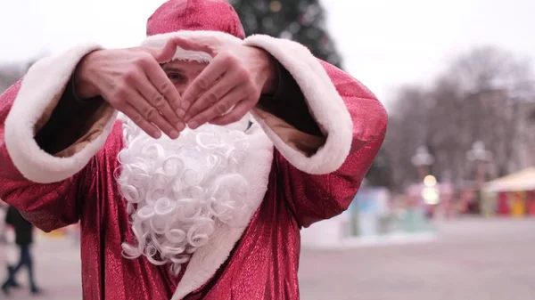 Санта Клаус Показывает Сердечный Жест Доброты Любви Глядя Камеру Ноэль — стоковое фото