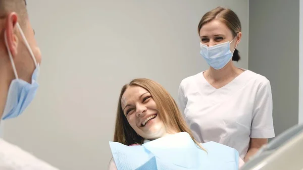 Joven Mujer Sonriente Recepción Dentistas Tratamiento Dental Indoloro Una Clínica Imagen De Stock