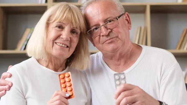 Portrait Smiling Senior Couple Love Holding Pills Health Care Old — Fotografie, imagine de stoc