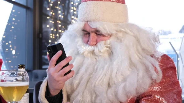 Santa Claus Talking Smartphone Sitting Irish Pub Relaxing Young Santa — Stok fotoğraf