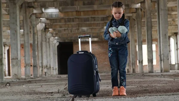 Uchodźcze Dziecko Walizką Miękką Zabawką Rękach Trudna Scena Zdenerwowane Dziecko — Zdjęcie stockowe