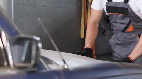 Oficina Reparação Automóvel Uma Mão Homem Limpa Capô Carro — Fotografia de Stock