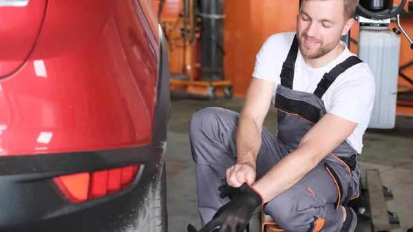 Preparação Para Trabalho Atraente Europeu Olhando Carro Mecânico Coloca Luvas — Fotografia de Stock