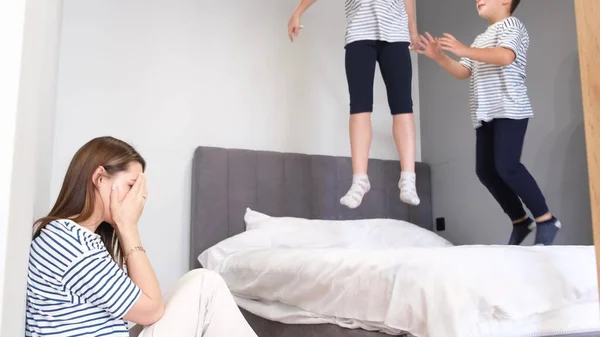 Çizgili Pijamalı Neşeli Kız Oğlan Yatak Odasındaki Yatakta Zıplıyorlar Yorgun Telifsiz Stok Imajlar