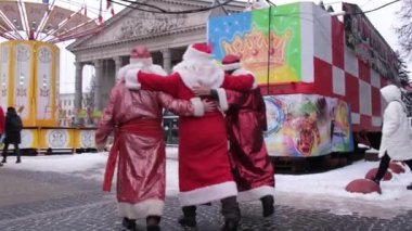 Noel Baba kostümlü sarhoş adamlar bir barda dinleniyor. Noel zamanı. Noel Babalar Grubu