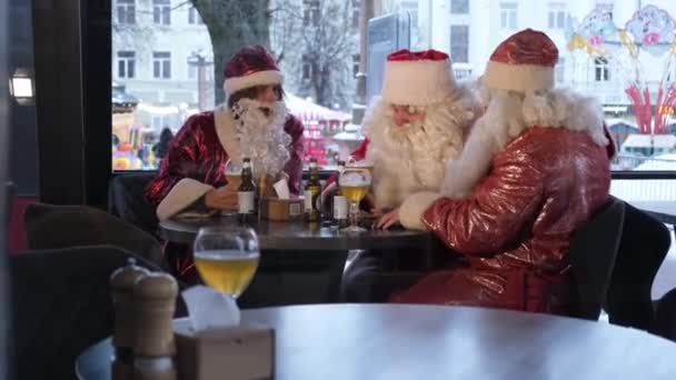 Pijani Mężczyźni Kostiumach Świętego Mikołaja Odpoczywający Pubie Boże Narodzenie Grupa — Wideo stockowe