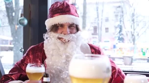 Gruppo Babbo Natale Clausole Bussando Bicchieri Birra Sullo Sfondo Albero — Video Stock