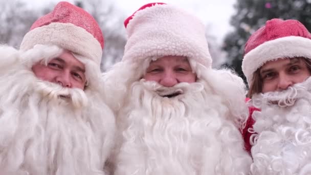 Drie Blije Kerstmannen Lopen Vrolijk Het Plein Tegen Achtergrond Van — Stockvideo