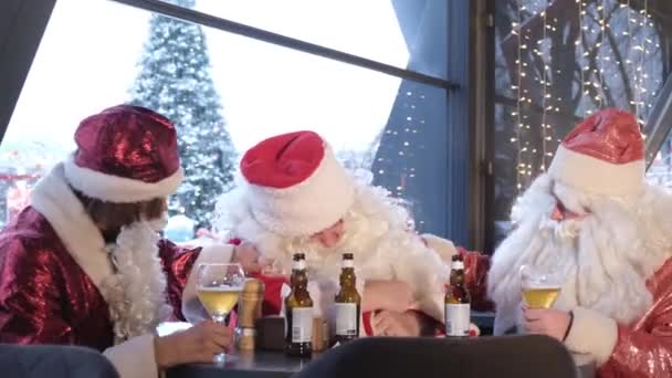 Pijani Mężczyźni Kostiumach Świętego Mikołaja Odpoczywający Pubie Święty Mikołaj Zasnął — Wideo stockowe
