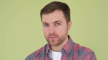 Göz sağlığı ve kızarıklığı olan bir adam. Sinirli kırmızı gözlü bir adamın yüzü, stüdyoda izole edilmiş yakışıklı bir adamın portresi..