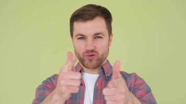 Erkek katile yakın çekim yapar. Stüdyoda izole edilmiş arka planda taklit çekimler yapar. Stüdyoda elleriyle bir silah çeker.