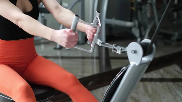 Une Femme Gymnase Fait Des Exercices Sur Une Machine Ramer — Photo