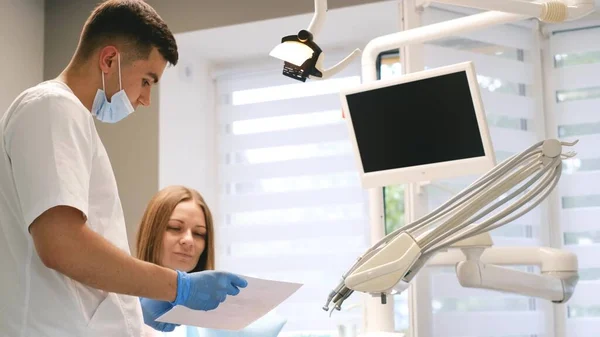 Jovem Dentista Mostra Uma Radiografia Boca Dos Pacientes Consulta Odontológica — Fotografia de Stock