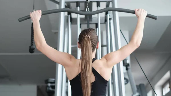Athletic Woman Trains Back Muscles Gym She Pumps Main Muscle — ストック写真