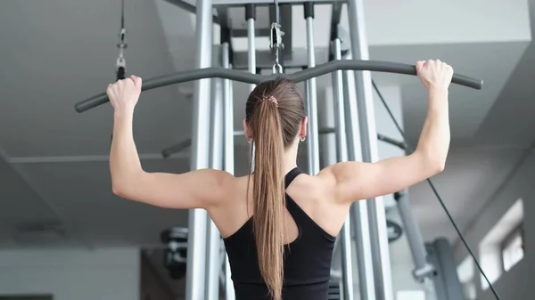Красивая Европейка Тренируется Тренажерном Зале Тренирует Мышцы Рук Спины Здравоохранение — стоковое фото
