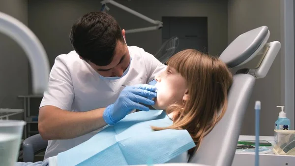 Manlig Tandläkare Undersöker Munhålan Hos Tonårstjej Med Hjälp Tandspegel Tandvård — Stockfoto