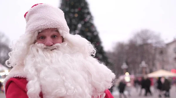 Санта Клаус Показывает Большой Палец Вверх Человек Смотрит Камеру Улыбается — стоковое фото